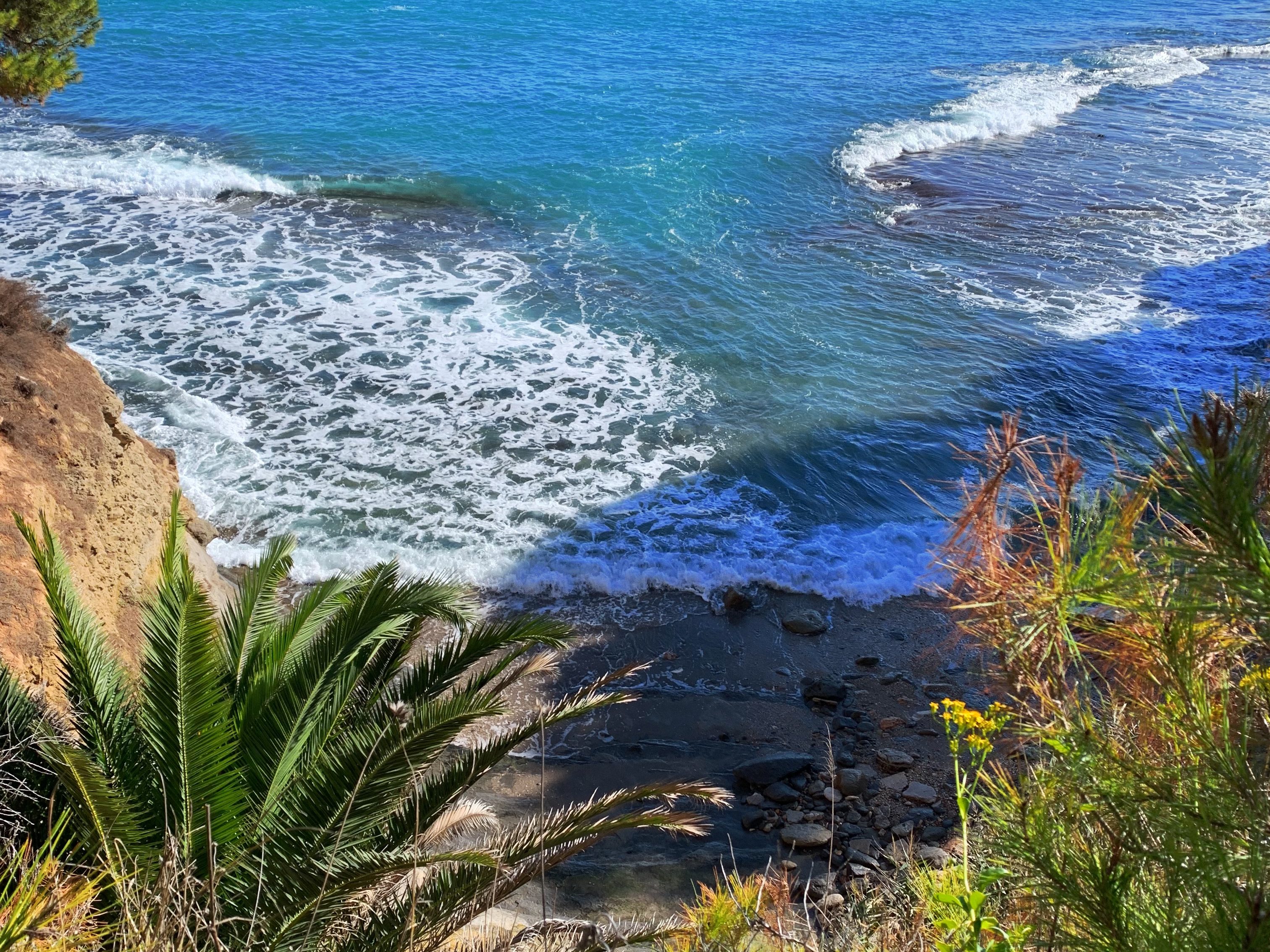 Uitzicht naar de zee van op het strand in Calpe, Spanje